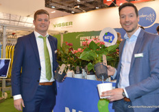 Dennis Tuk and Stijn de Hoorn (Visser Horti Systems) with Water-Wick. https://www.bpnieuws.nl/article/9184631/tot-15-efficientere-groei-met-water-wick/